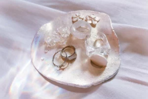 Handcrafted resin jewelry showcased in a beautiful seashell, adding a touch of coastal charm to your accessory collection.